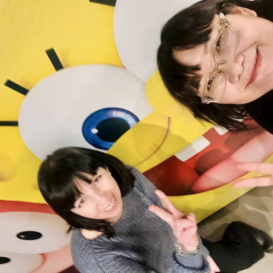 Аида Кан и Анелия Мухамедкаримова, пресс-стена "Губка Боб"